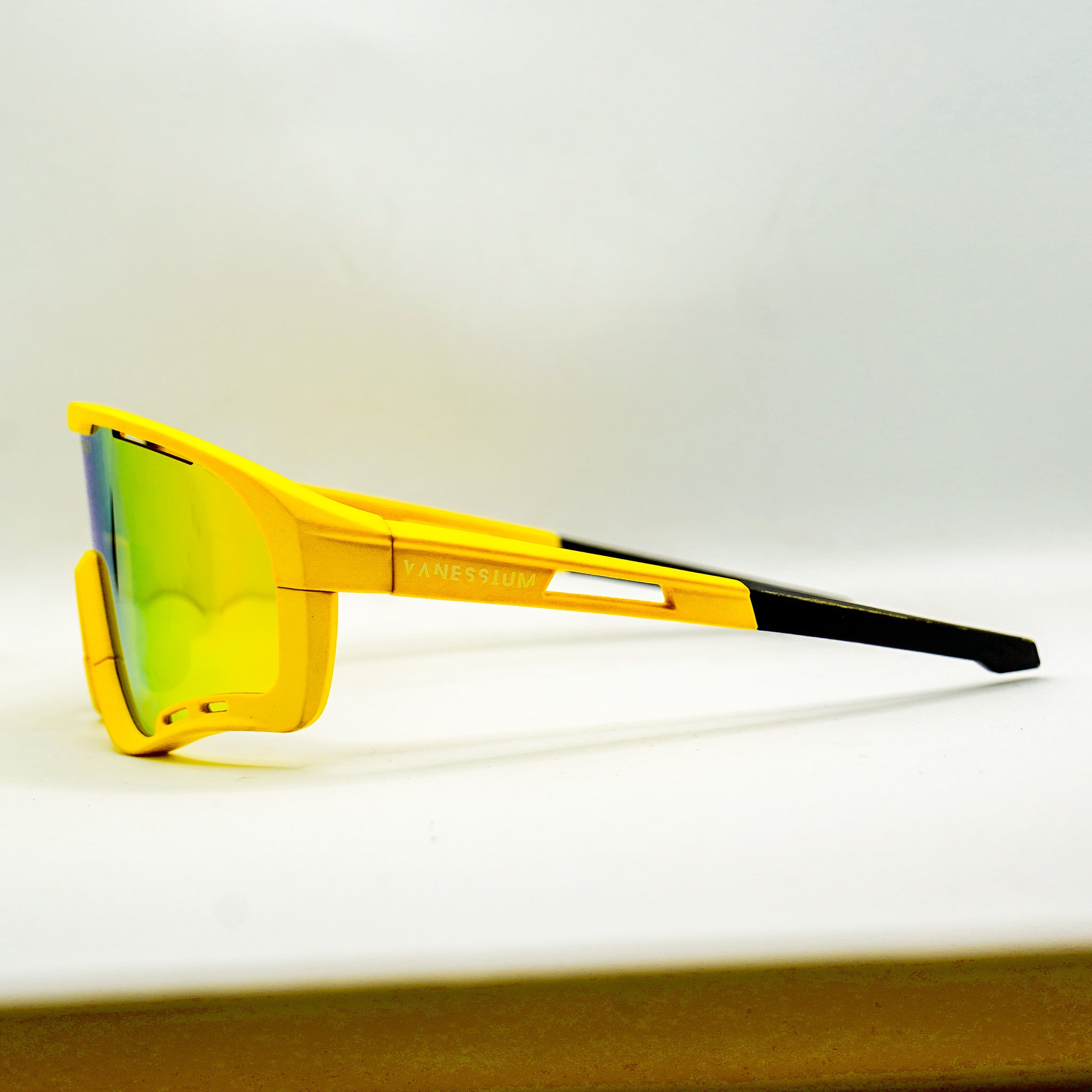 Lunettes de Soleil. Jaune.
