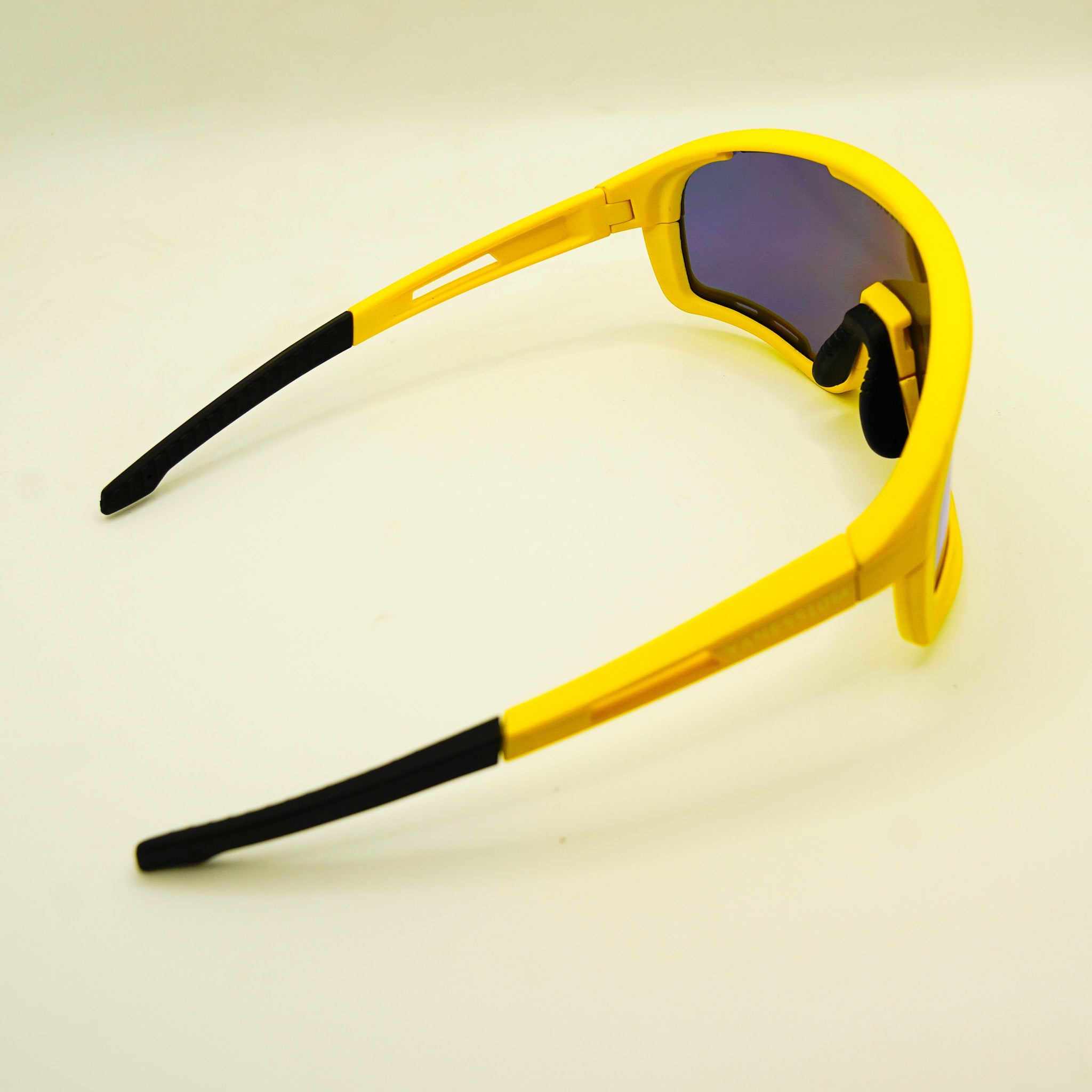 Lunettes de Soleil. Jaune.